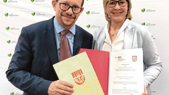 Staatssekretärin Silke Schiller-Tobies und Neumünsters Oberbürgermeister Tobias Bergmann unterzeichneten die Vereinbarung zwischen Land und Stadt. © Foto: Rolf Ziehm/HC