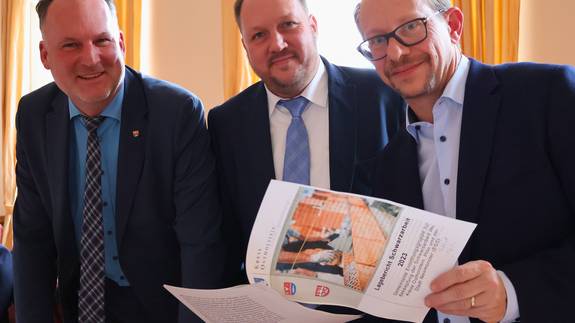 Landrat Björn Demmin (Plön), Landrat Timo Gaarz (Ostholstein) und Oberbürgermeister Tobias Bergmann (Neumünster) v.l. freuen sich über die positive Jahresbilanz der EGS.