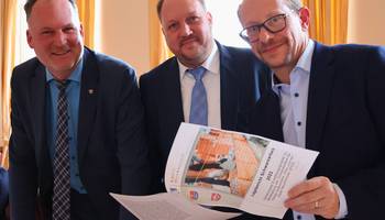 Landrat Björn Demmin (Plön), Landrat Timo Gaarz (Ostholstein) und Oberbürgermeister Tobias Bergmann (Neumünster) v.l. freuen sich über die positive Jahresbilanz der EGS.