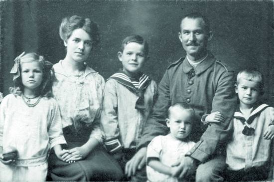 Familie Kreuzer, 1916; Tochter Anni links im Bild
