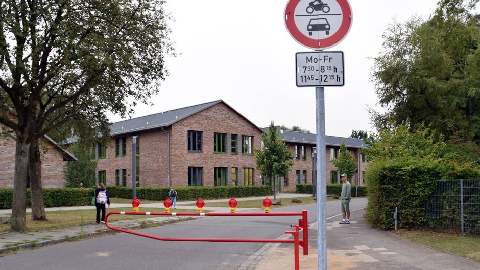 Schranke und Verkehrsschild vor der Grundschule an der Schwale