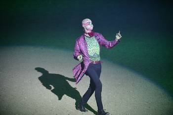 Jacko zeigt sich im Scheinwerferlicht in der Show "Secrets – Jagd nach dem Phantom."