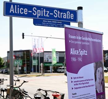 Alice-Spitz-Straßen-Schild und das Roll-up zu Alice Spitz