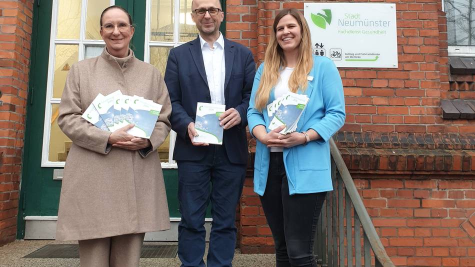 Gesundheitswegweiser 2026 Frau Dr. Barth, Stdatrat Herr Hillgruber und Frau Bernhardt stellen den Gesundheitswegweiser 2026 vor.