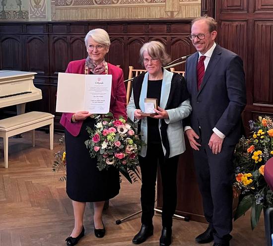 Stadtpräsidentin Schättiger (l.) und OBM Bergmann verliehen Heide Winkler die Caspar-von-Saldern-Verdienstmedaille.