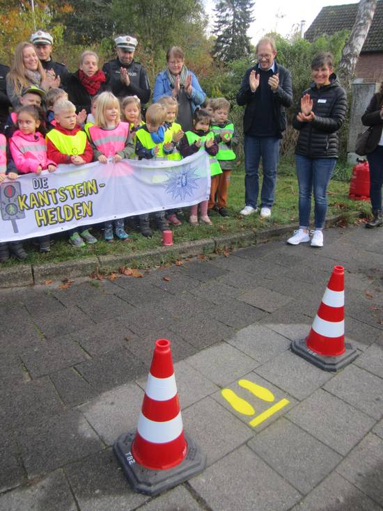 Applaus: Die kleinen Kantsteinhelden freuten sich über die "gelben Füße" mit Oberbürgermeister Bergmann, Kita-Leiterin Nicole Pingel und der Polizei.