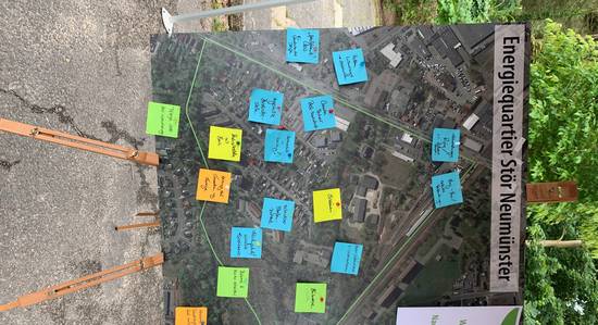 Wünsche aus der Nachbarschaft für ein schöneres Quartier. Klebezettel mit Wünschen auf einem Kartenausschnitt des Quartiers Stör