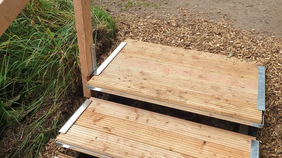 Die neue Treppe im Dosenmoor Die neue Bohlentreppe im Dosenmoor mit drei großzügigen Stufen