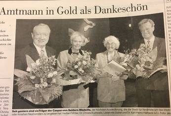 HC-Bericht vom 06.05.2002 anlässlich der Verleihung der Caspar-von-Saldern-Medaille; rechts Lieselotte Juckel