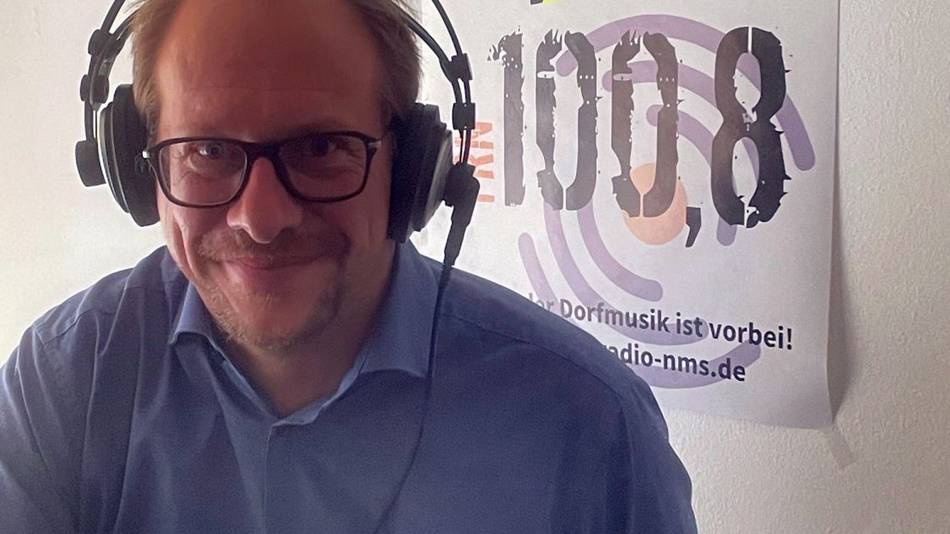 Tobias Bergmann mit Headset beim Freien Radio Neumünster: Regelmäßig, wie hier im Jahr 2022, steht der Oberbürgermeister dort Rede und Antwort.