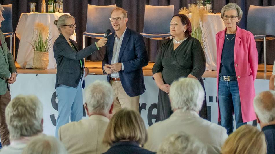 Podiumsteilnehmer zur Jubiläumsfeier anlässlich des 30-jährigen Bestehens des Seniorenbüros.