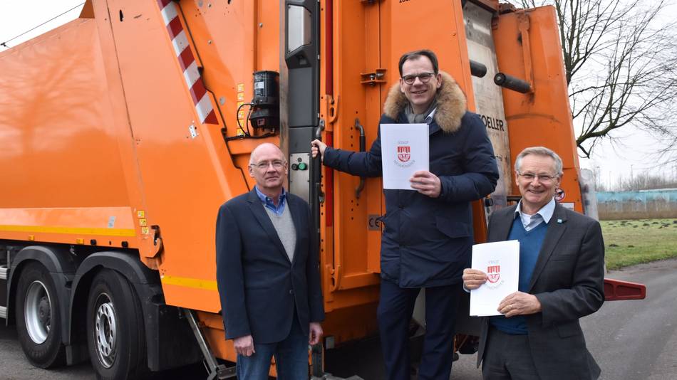 Dr. Dietmar Schneider, Oberbürgermeister Dr. Olaf Tauras und Dr. Norbert Bruhn-Lobin (v.l.) unterzeichneten den Entsorgungsvertrag