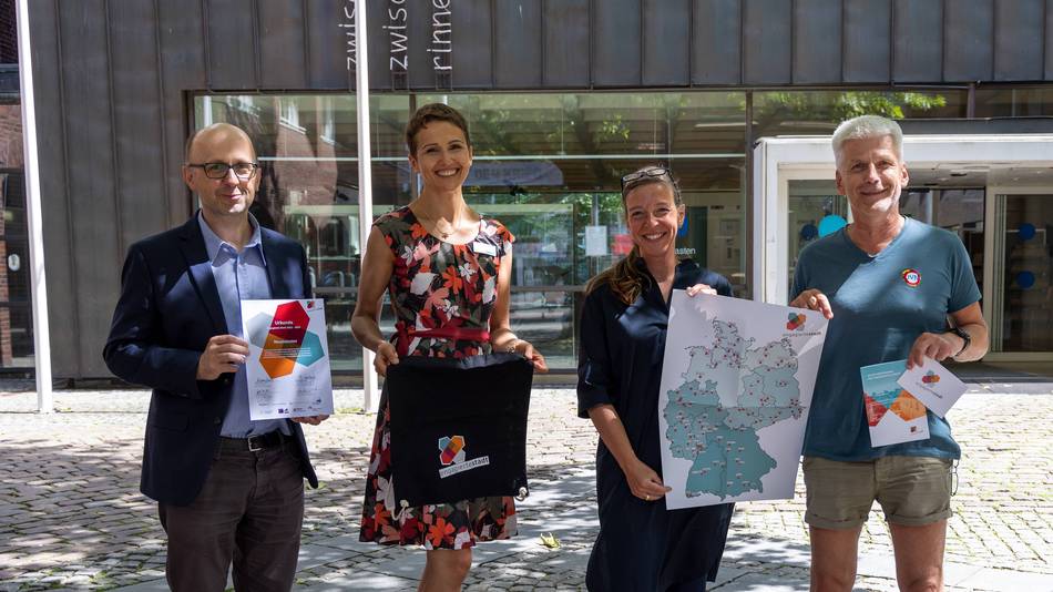 Freuen sich über das Gütesiegel: Erster Stadtrat Carsten Hillgruber, Andrea Dobin (Diakonie), Melanie Theede (Engagementförderung) und JVN-Vorsitzender Dietrich Mohr. Freuen sich über das Gütesiegel: Erster Stadtrat Carsten Hillgruber, Andrea Dobin (Diakonie), Melanie Theede (Engagementförderung) und JVN-Vorsitzender Dietrich Mohr.