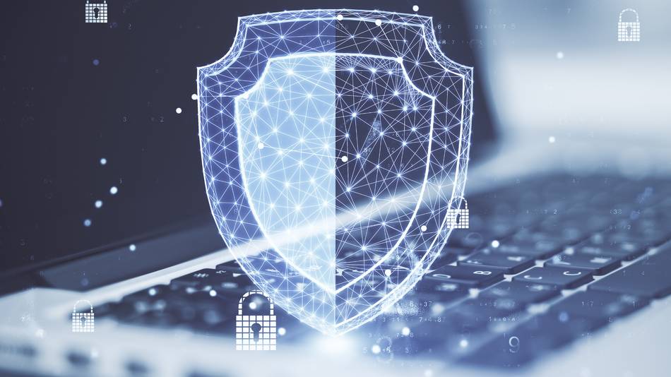 Diese Bild zeigten einen Schutzschild und einige Schlösser vor einem Laptop als Zeigen der Cyber-Sicherheit.