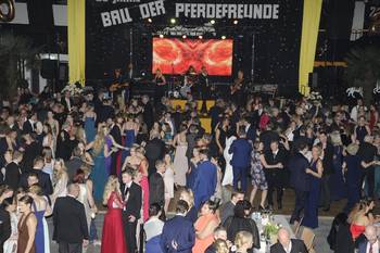 2019: Stets volle Tanzflächen gab es zur Musik von Tin Lizzy in Halle I. © Foto: Lühn