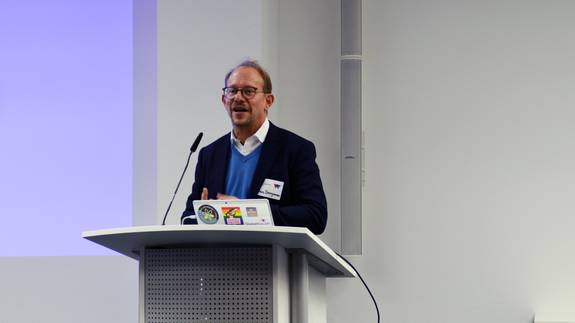 Oberbürgermeister Tobias Bergmann steht hinter einem Pult und spricht zu den Anwesenden.