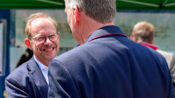 Dieses Bild zeigt den Oberbürgermeister im Gespräch. Bei seiner Sommertour wird Tobias Bergmann das Gespräch mit vielen Neumünsteranerinnen und Neumünsteranern suchen.