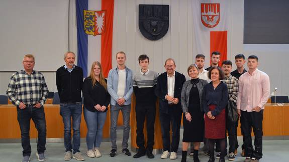 Die Besucher posieren für ein Gruppenfoto im Neuen Ratssaal.