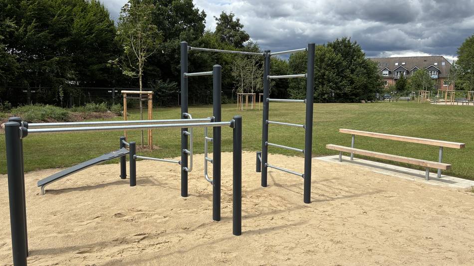 Jugendliche und Erwachsene können die hier abgebildete Calisthenics-Anlage für Outdoor-Fitness nutzen.