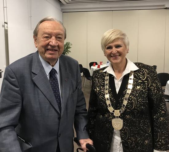 Stadtpräsidentin Anna-Katharina Schättiger mit dem CDU-Ehrenvorsitzenden und Zeitzeugen Herbert Möller. Stadtpräsidentin Anna-Katharina Schättiger mit CDU-Urgestein Herbert Möller.