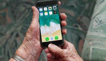 Digitallotsen Symbolbild: zwei ältere Hände halten ein Smartphone