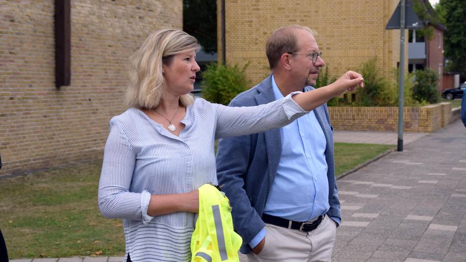 Schulleiterin Frau Heygster und Oberbürgermeister Tobias Bergmann beobachten die Situation auf dem Uker Platz vor der Schule.