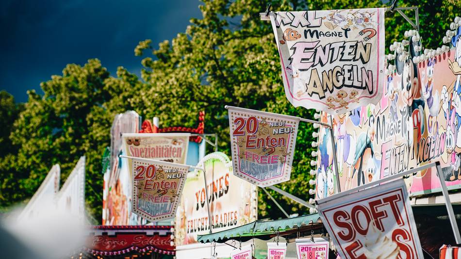 Werbebanner verschiedener Jahrmarktstände