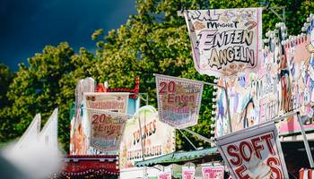 Herbstmarkt auf dem Großflecken Werbebanner verschiedener Jahrmarktstände