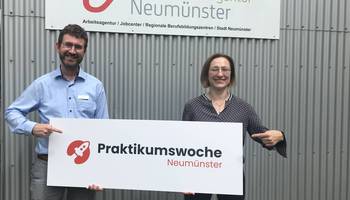Michaela Bagger, Vorsitzende der Geschäftsführung der Agentur für Arbeit Neumünster, und Felix Brümmer von der Stadt Neumünster.