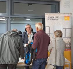 Menschen im Gespräch am Infostand der Verbraucherzentrale
