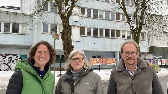 Oberbürgermeister Tobias Bergmann mit Stadtbaurätin Sabine Kling (Mitte) und Fachdienstleiterin Kathrin Teichert vor dem Parkcenter.