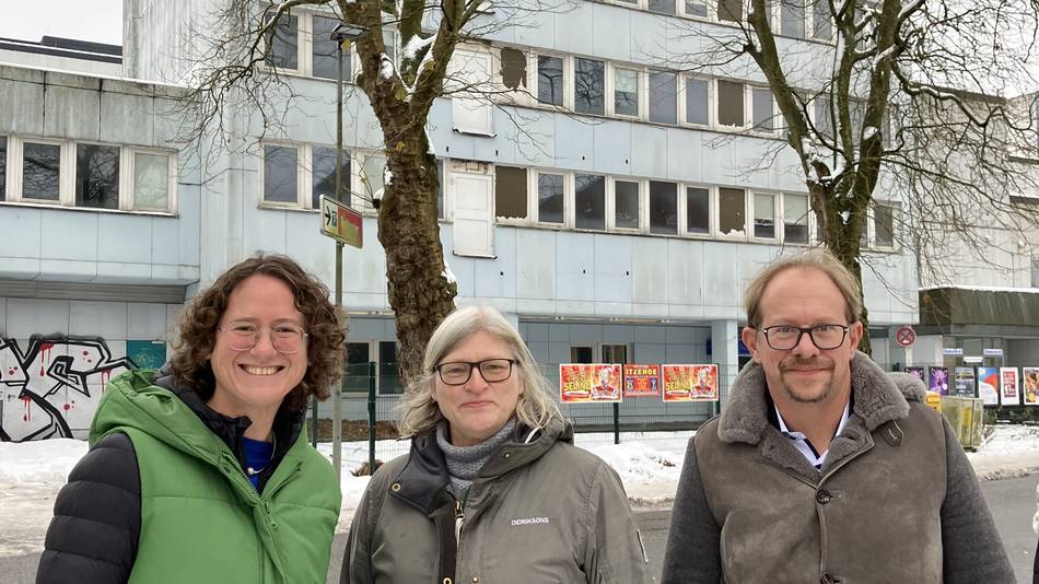 Oberbürgermeister Tobias Bergmann mit Stadtbaurätin Sabine Kling (Mitte) und Fachdienstleiterin Kathrin Teichert vor dem Parkcenter. Oberbürgermeister Tobias Bergmann mit Stadtbaurätin Sabine Kling (Mitte) und Fachdienstleiterin Kathrin Teichert vor dem Parkcenter.