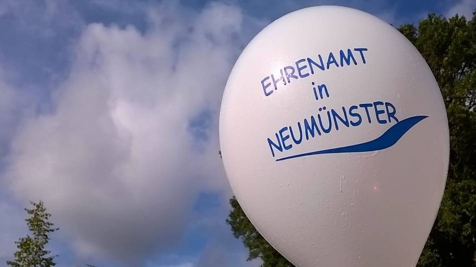 Ehrenamt in Neumünster Luftballon mit der Aufschrift "Ehrenamt in Neumünster"