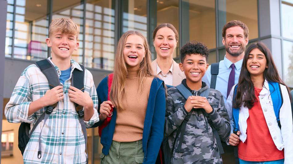 Verschiedene Schüler und Schülerinnen einer weiterführenden Schule
