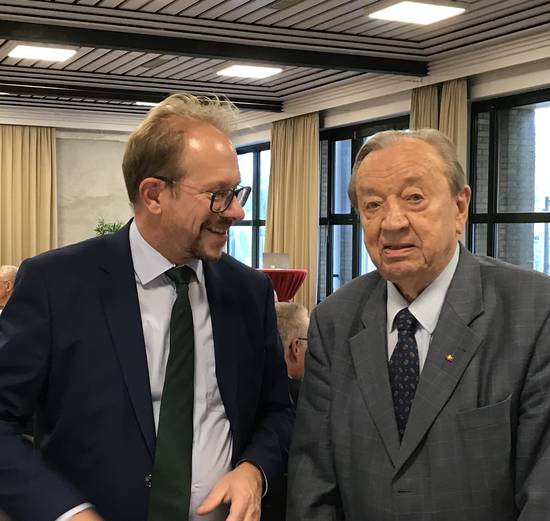 Oberbürgermeister Tobias Bergmann mit Herbert Möller. Oberbürgermeister Tobias Bergmann mit Herbert Möller.