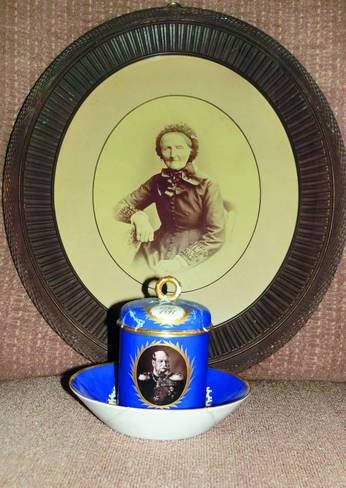 Beim Empfang zu ihrem 100. Geburtstag überreichte ihr Oberbürgermeister Max Röer eine kostbare, kobaltblaue Kaffeetasse mit einer Abbildung des bereits verstorbenen Kaisers, Wilhelm I. 