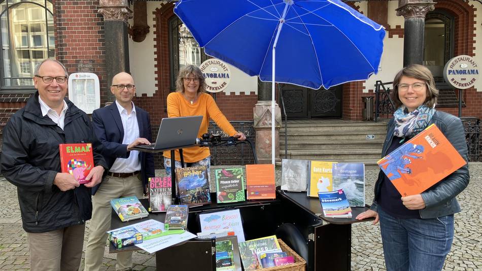 Der Leiter der Stadtbücherei, Dr. Klaus Fahrner, Stadtrat Carsten Hillgruber sowie die Mitarbeiterinnen Sigrid Neels und Sybille Brügmann (v.l.) freuen sich über das neue Lastenrad.