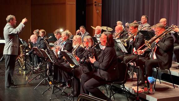 Die Reservisten Big Band Schleswig-Holstein auf der Bühne.