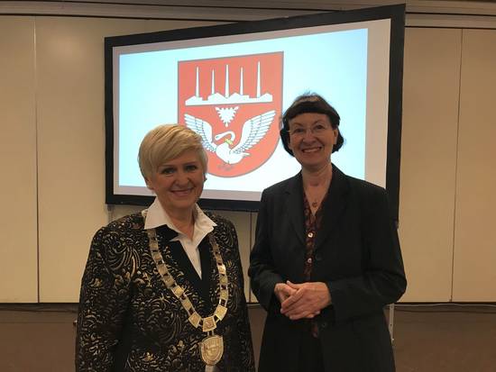 Stadtpräsidentin Schättiger mit der ehemaligen Stadtpräsidentin Helga Hein. Amtierende Stadtpräsidentin Schättiger mit der ehemaligen Stadtpräsidentin Helga Hein
