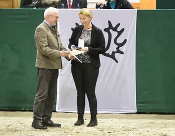 Die Züchterin des Erfolgspferdes Dalera TSF, Silke Druckenmüller, wird von Dr. Martin Mehrtens (Trakehner Föderverein) ausgezeichnet. © Foto: Jörg Lühn