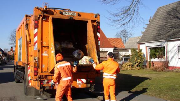 Müllfahrzeug wird beladen mit Sperrmüll
