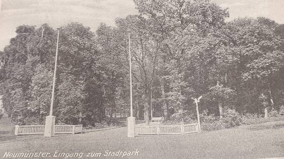 Alte Postkarte zeigt den Eingang zum Stadtpark um 1914