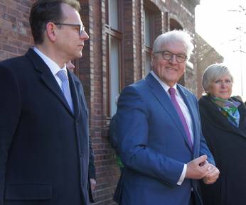 Stadtpräsidentin Schättiger und Oberbürgermeister Dr. Tauras begrüßten den Bundespräsidenten vor dem alten Rathaus.