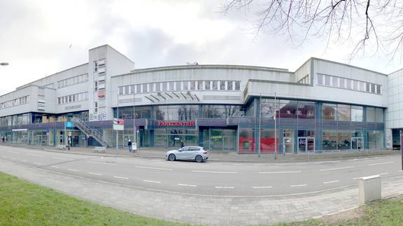 Das leerstehende Parkcenter in Neumünster von der gegenüberliegenden Straßenseite aus.
