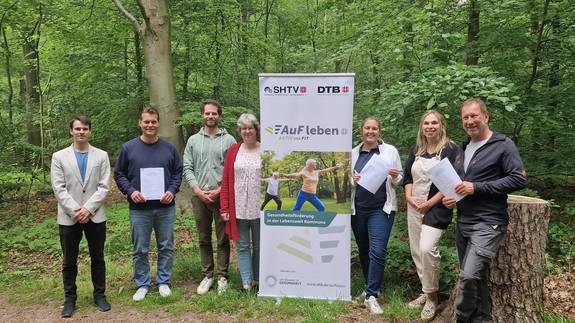 Im Stadtwald Neumünster (v.l.) Tobias Voigt (SHTV), Michael Lemke (TSV Gadeland), Felix Hopf (Stadt Neumünster), Astrid Drenguis (PSV Union Neumünster), Nina Schlüter (SVT Neumünster), Nele Dittmer (Seniorenbüro der Stadt Neumünster) und Rüdiger Schwarz (PSV Union Neumünster)