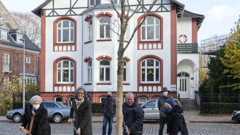 Stadtpräsidentin Anna-Katharina Schättiger, Stadtteilvorsteherin Babett Schwede-Oldehus, Stadtbaurat Thorsten Kubiak und Antje Klein vom Stadttteilbeirat (von links) pflanzen die neue Blutbuche. Foto: Steinhausen