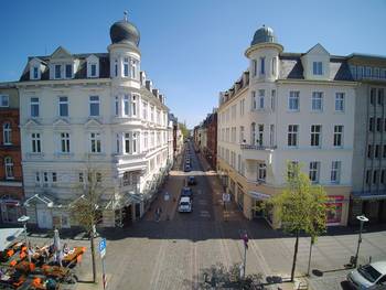 "Zwiebeltürme": Blick auf die Holstenstraße