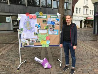 Infostand auf dem Wochenmarkt (© Stadt Neumünster) Infostand auf dem Wochenmarkt (© Stadt Neumünster)