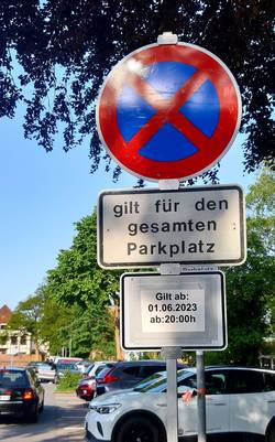 Hinweisschild zur Sperrung des Rathaus-Parkplatzes vom 01. Juni an.