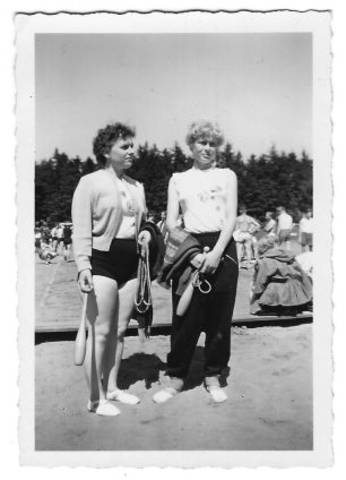 Ingrid Homfeldt (Mess, rechts) mit Rita Riepen beim Landesturnfest 1955.